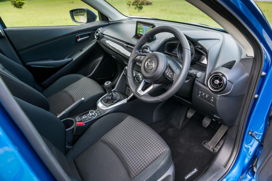 Интерьер Mazda2 Tech Edition (DJ) 2017 года  (UK) (фото 22 из 35)